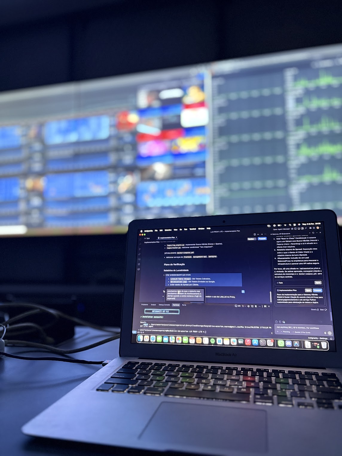 Estação de trabalho da WJS Networks com monitoramento de redes, dashboards e desenvolvimento de infraestrutura